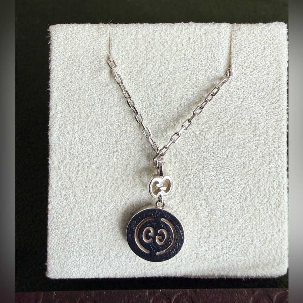 Gucci VVS Diamond & 18k White Gold GG Necklace with 16" chain (18k) - Picture 4 of 11